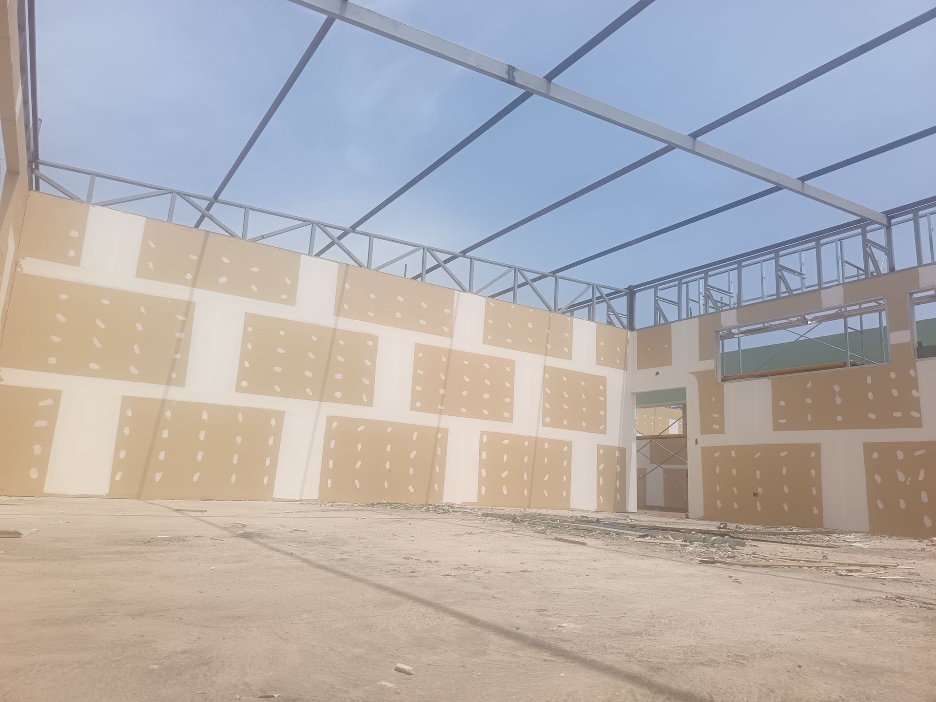 Casa de dos plantas con estructura de madera en construcción
