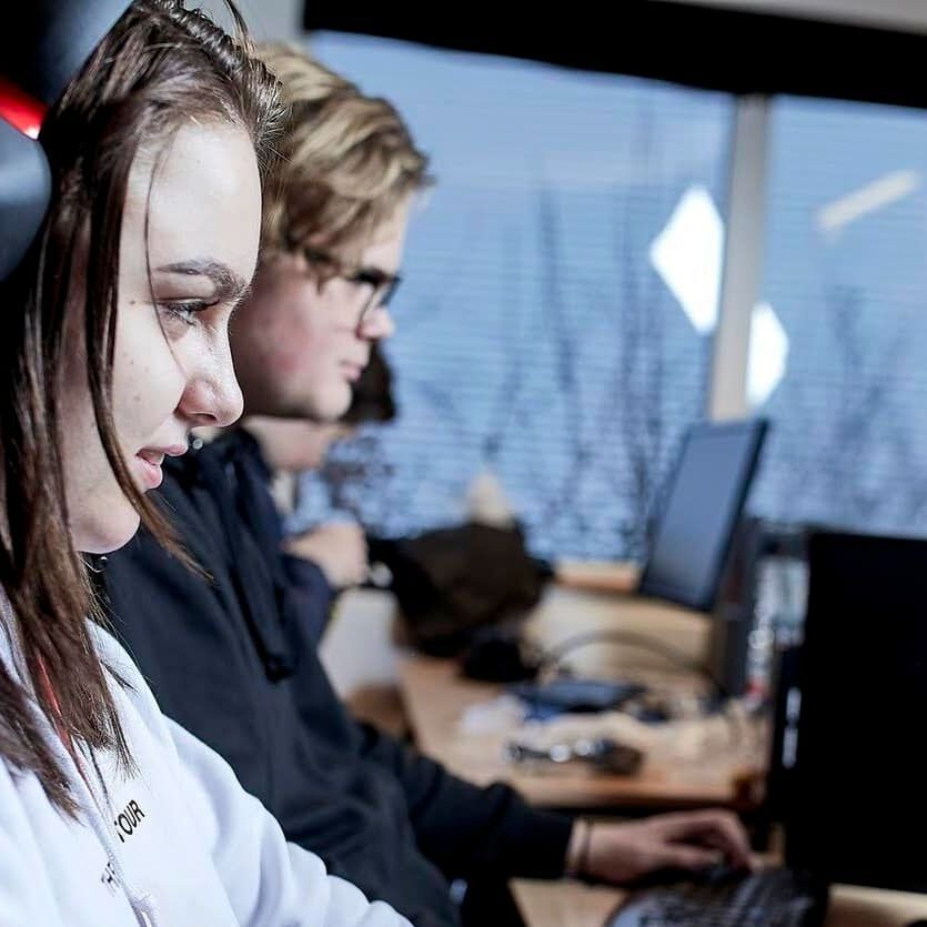 Elever sidder og spiller computerspil på Kongensgaard e-sport linje