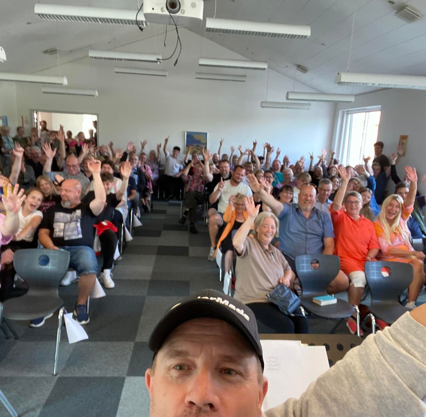 Forstanderen tager en selfie foran en flok mennesker