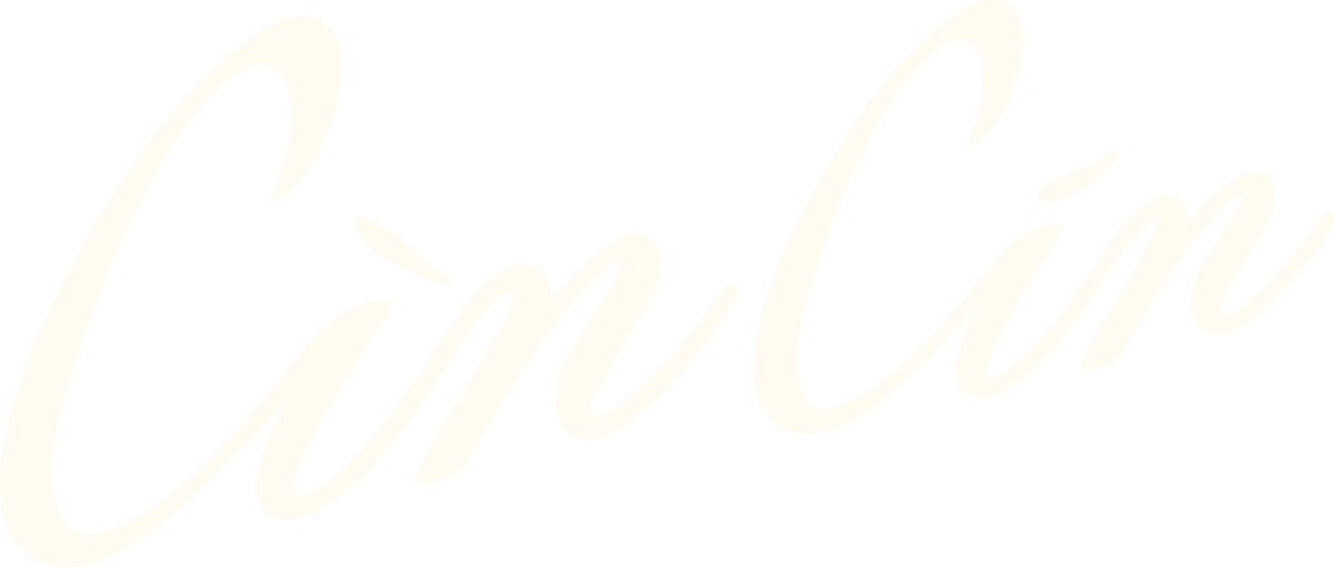 Zart cremefarbene Schreibschrift auf weißem Hintergrund, mit der Aufschrift „Camp Lina“.