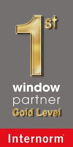 Goldfarbenes Symbol für den 1. Platz mit dem Text „Fensterpartner Gold Level“ über dem Internorm-Logo auf grauem Hintergrund.