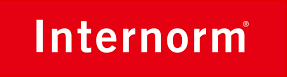 Weißer Text mit der Aufschrift „Internorm“ zentriert auf einfarbig rotem Hintergrund.