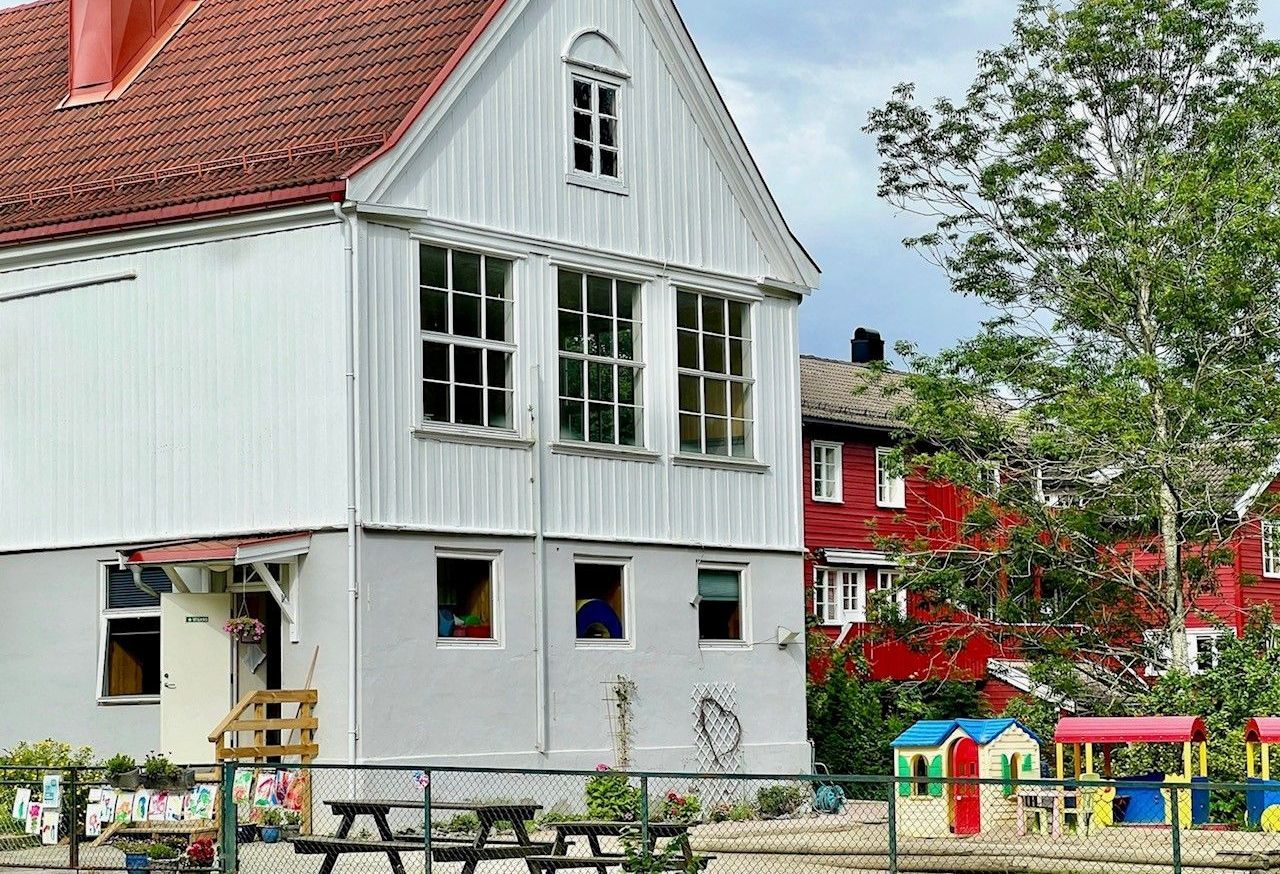 Nærsnes barnehage har fine og grønne lekeområder med god plass og fine nærområder.