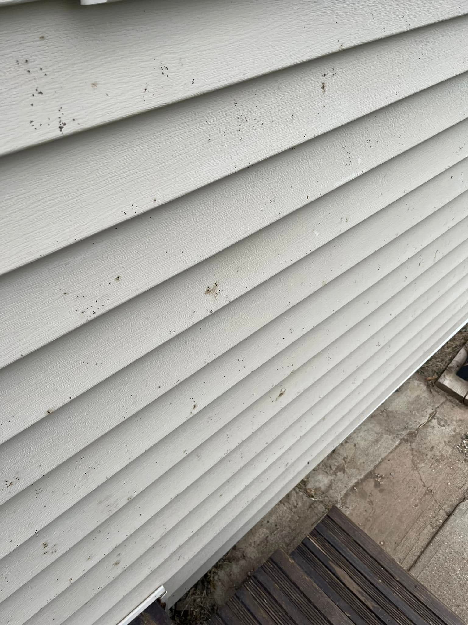 A close up of a white siding on a house.