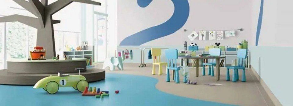 superficie azzurra in un edificio scolastico