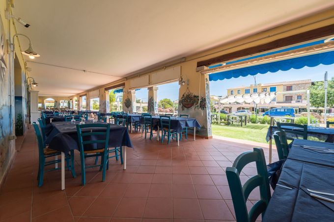 Tre grandi vassoi di pizza e frutti di mare con spicchi di limone su un tavolo