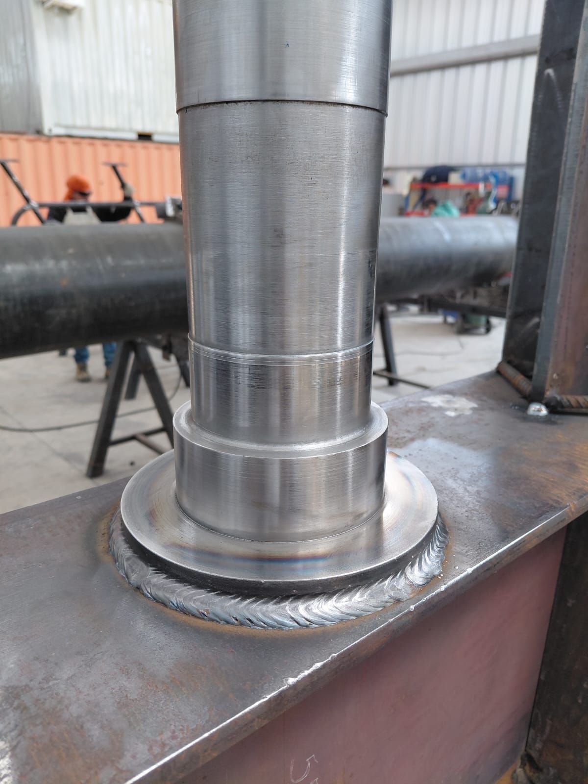 Fabricación de metal soldado: cilindro de acero vertical montado sobre una viga horizontal.