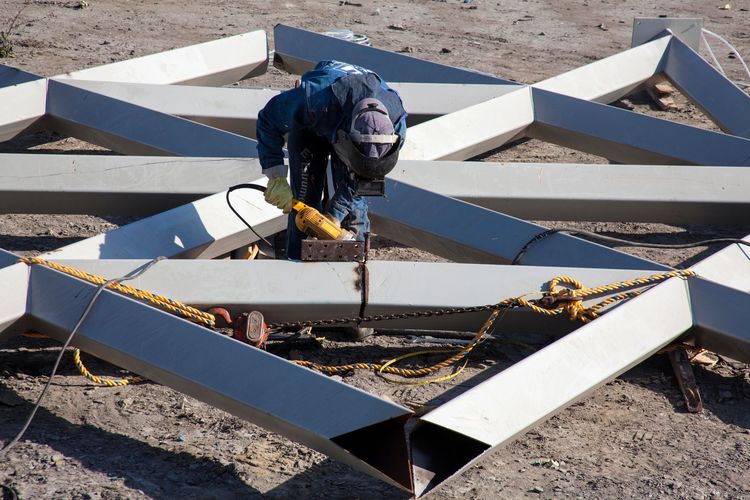 Trabajadores de Guerrero montando una estructura metálica