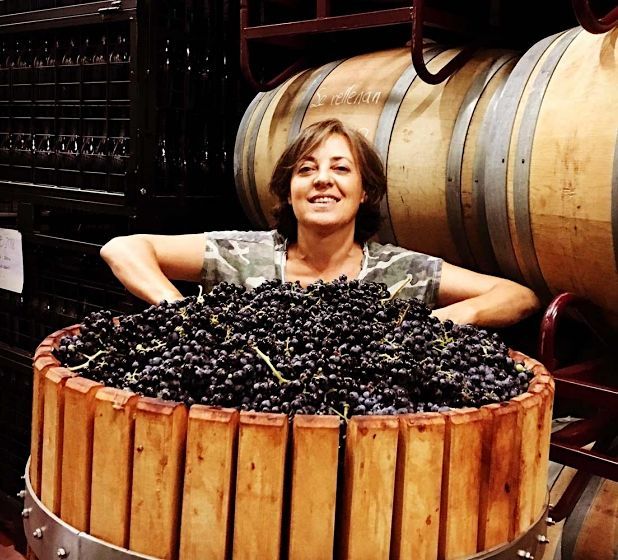 Carmen López, winemaker at Uva de Vida, with freshly harvested grapes in the winery.