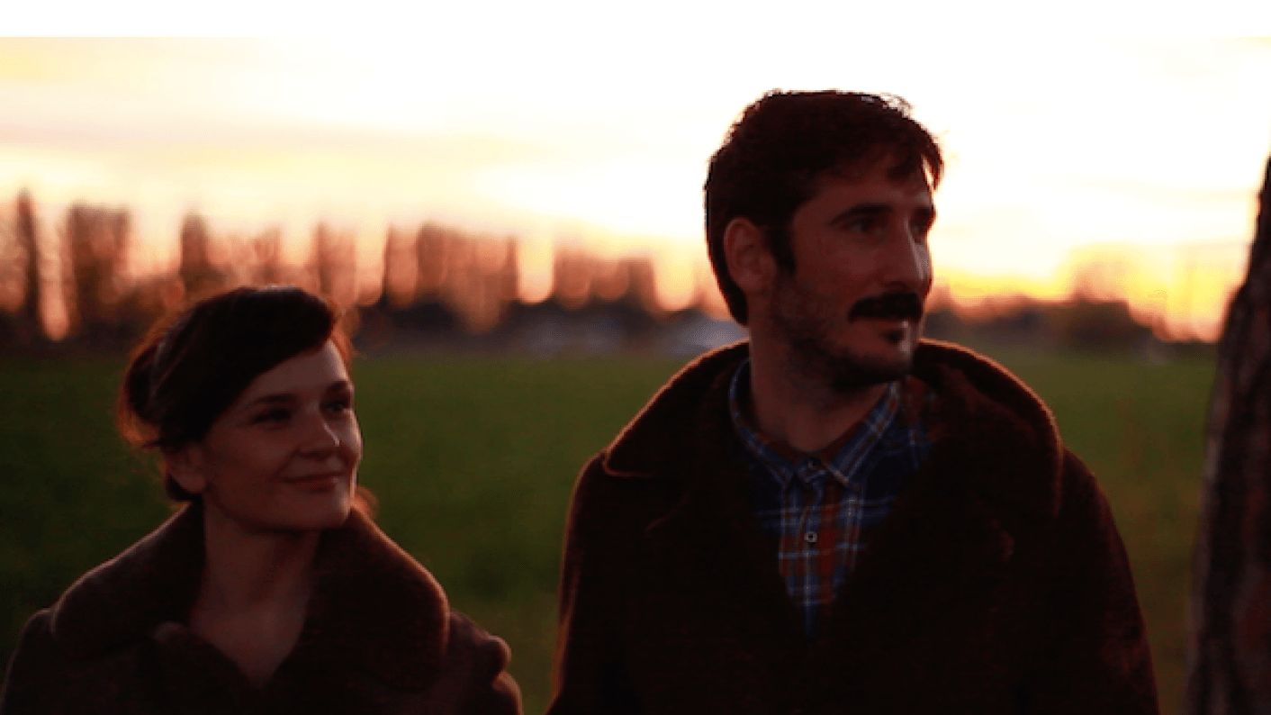 Couple walking outdoors at sunset in Máquina y Tabla vineyards