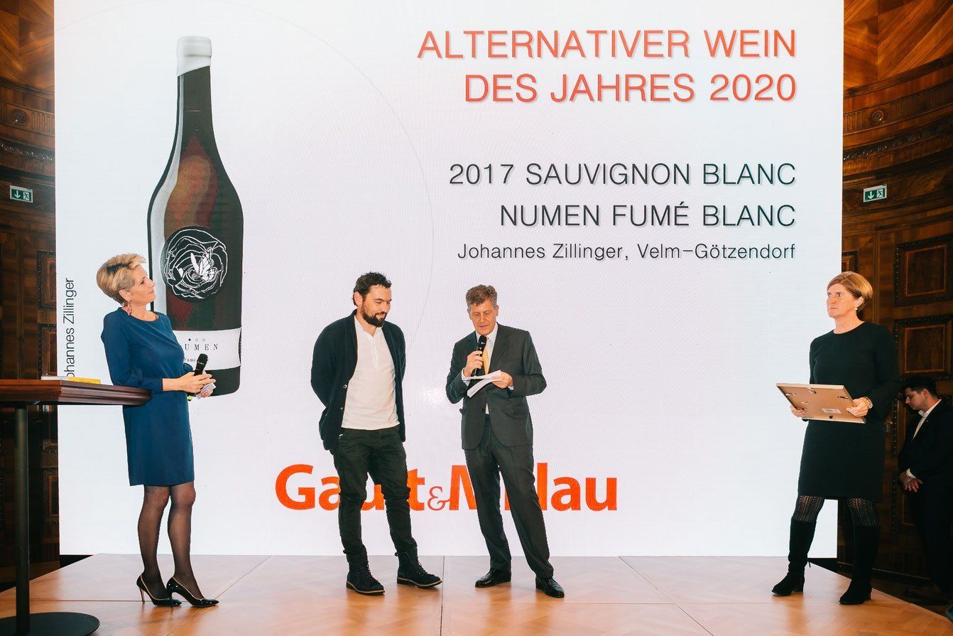 Johannes Zillinger on stage receiving the “Alternativer Wein des Jahres 2020” award for his Sauvignon Blanc.