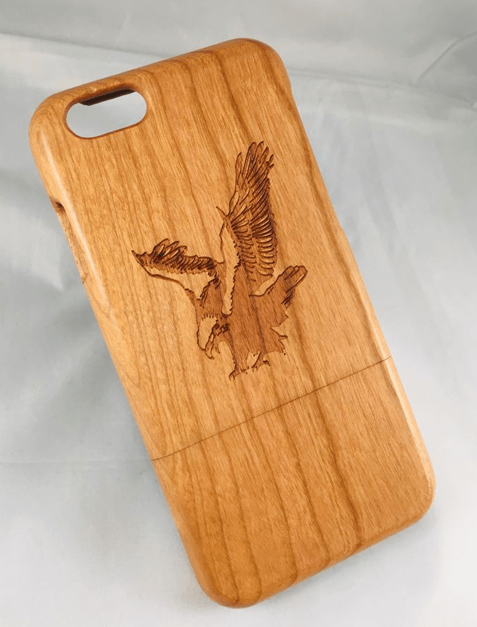 cover telefono in legno incisa