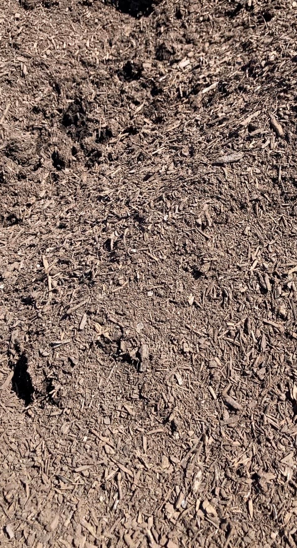 Close-up of рыхлая brown soil with small clumps and rough texture