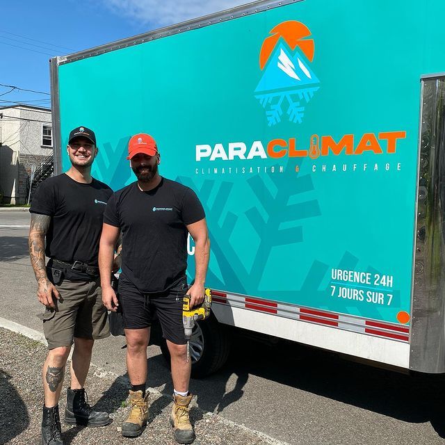 Deux hommes devant un camion ParaClimat turquoise. L'un porte un chapeau, l'autre une casquette. Tous deux sont vêtus de chemises et de shorts noirs.
