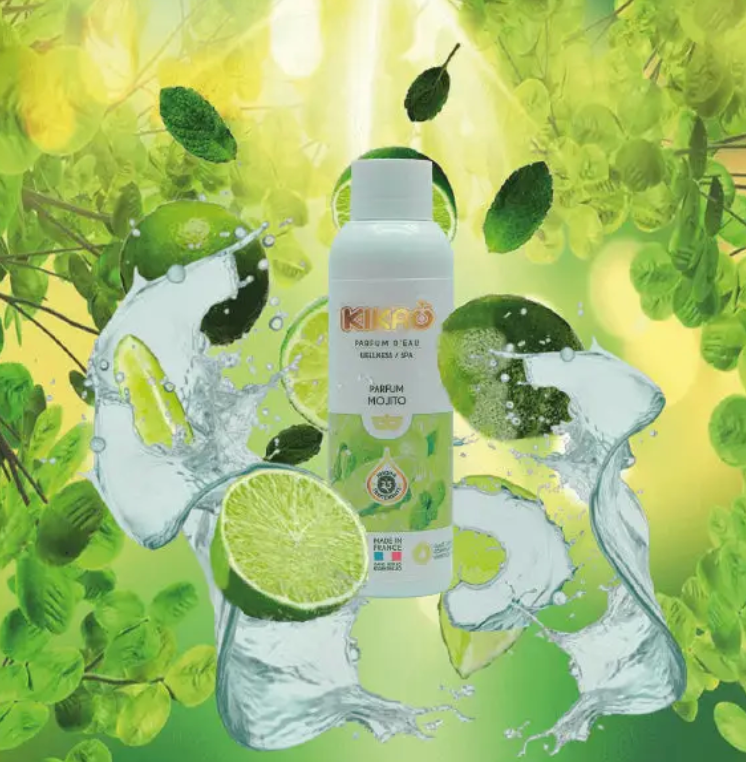 Flacon de déodorant parfumé au citron vert avec des éclaboussures d'eau, des tranches de citron vert et des feuilles vertes.