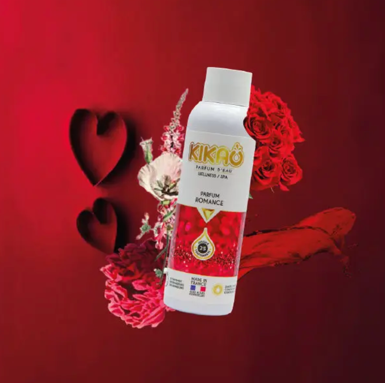 Bouteille KIKO rouge ornée de motifs floraux et de cœurs sur fond rouge foncé