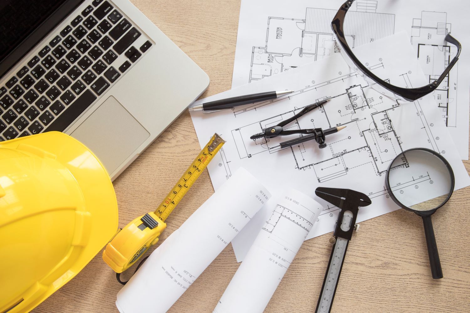 Planos de una construcción donde los puntales metálicos serán protagonistas.