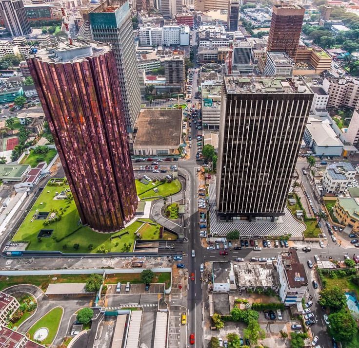 Vue aérienne d'Abidjan, en Côte d'Ivoire, avec ses gratte-ciel imposants, ses routes et les bâtiments environnants.