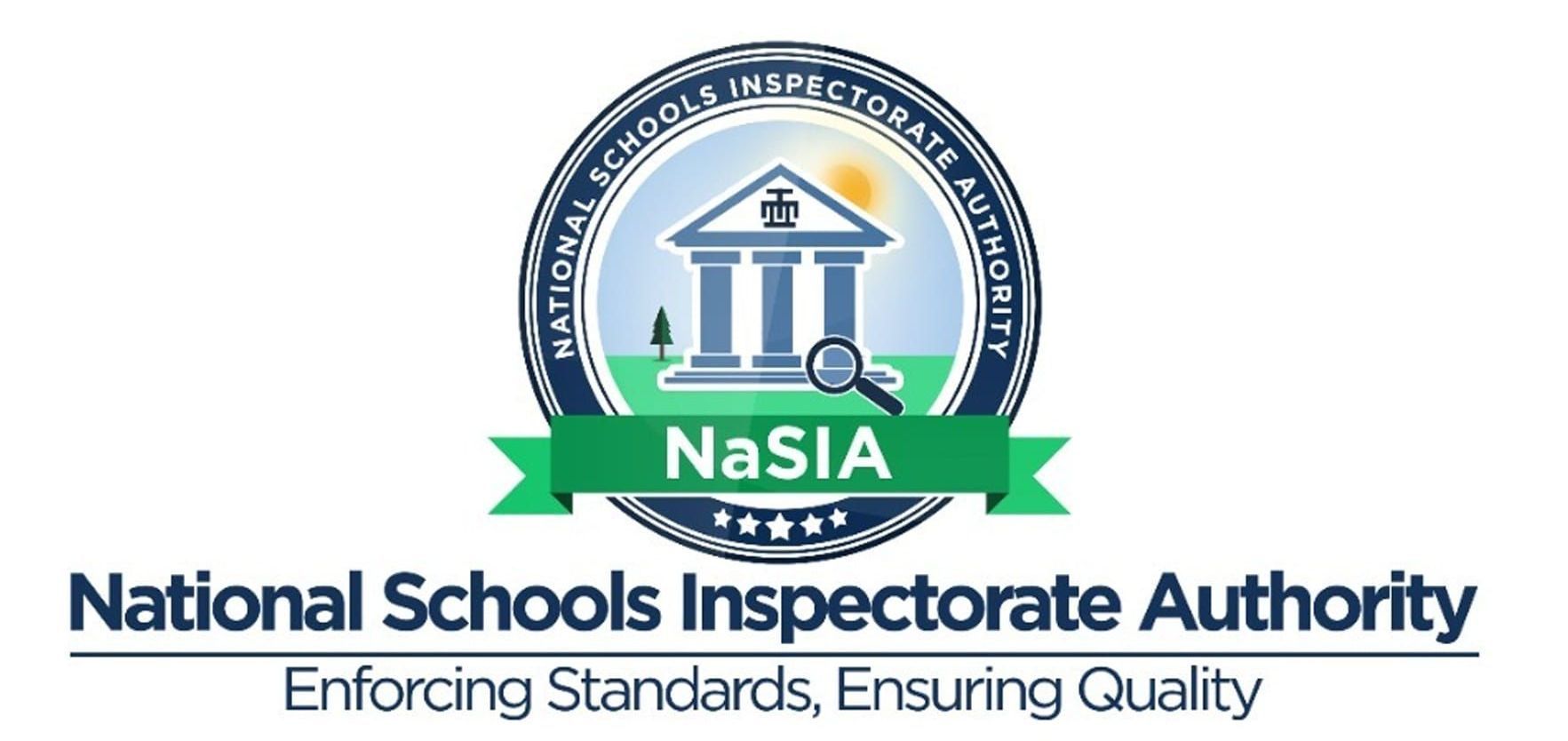 Logo de l'Autorité nationale d'inspection des écoles, représentant un bâtiment à l'intérieur d'un cercle bleu et une bannière verte portant l'inscription NaSIA.