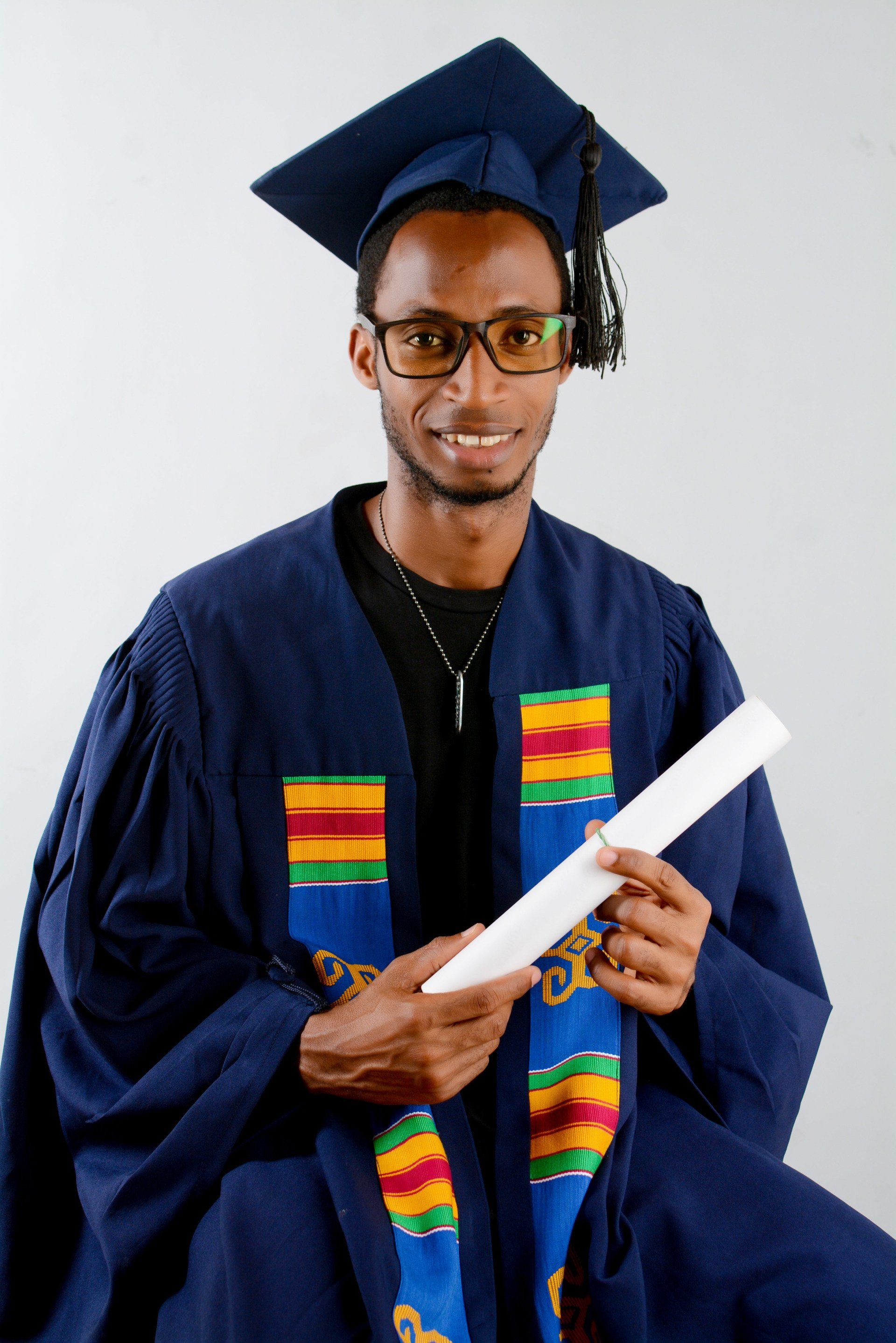 Un apprenant en fin de sejour portant sa toge de graduation