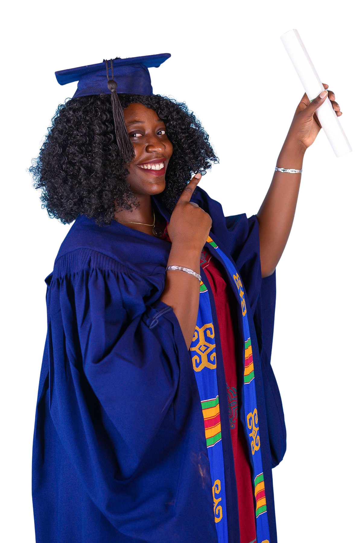 Femme en robe de remise de diplôme bleue, tenant son diplôme, souriante, pointant vers le haut.