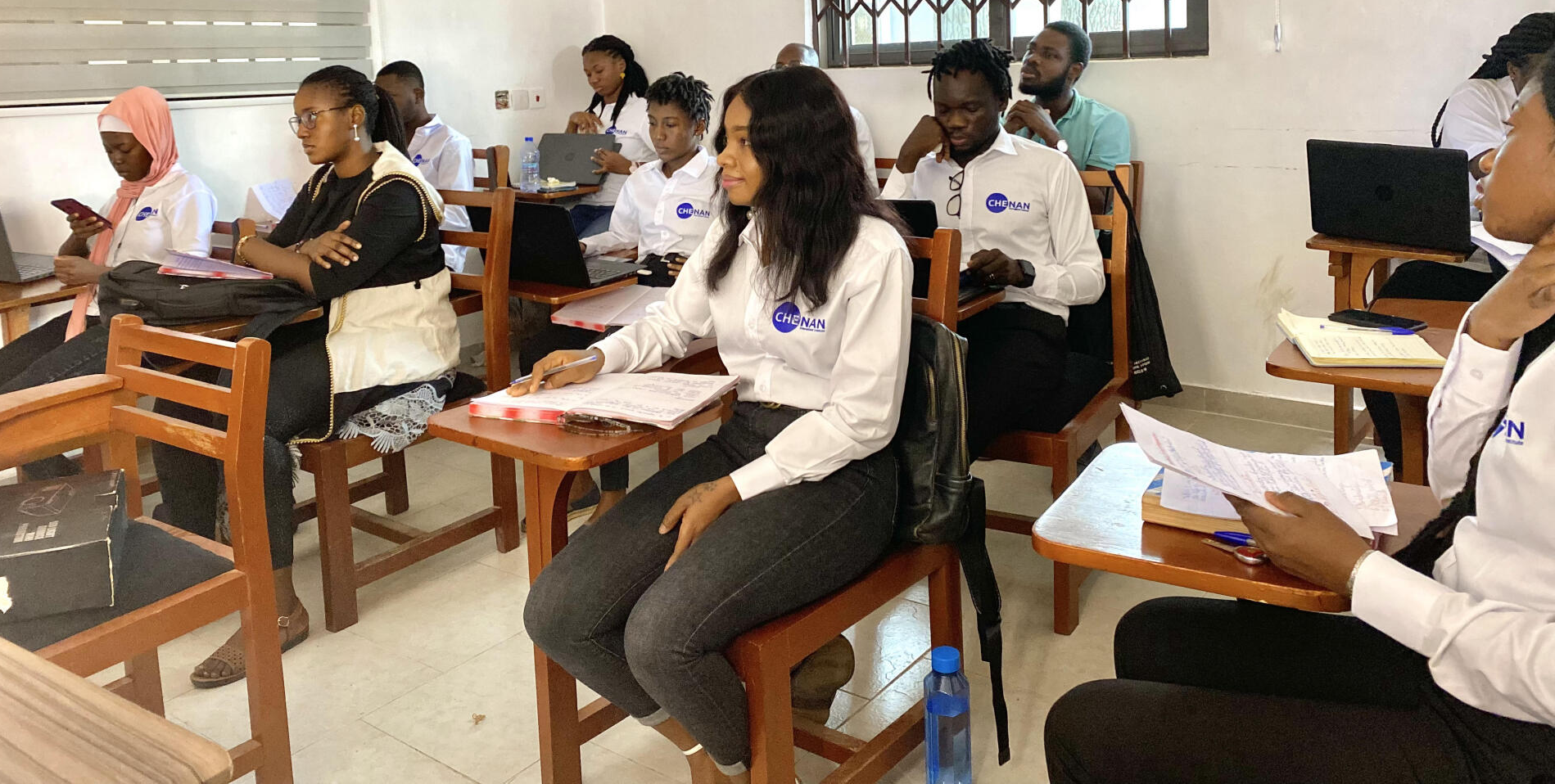 Un groupe d'apprenants de Chenan Africa dans une salle de classe.