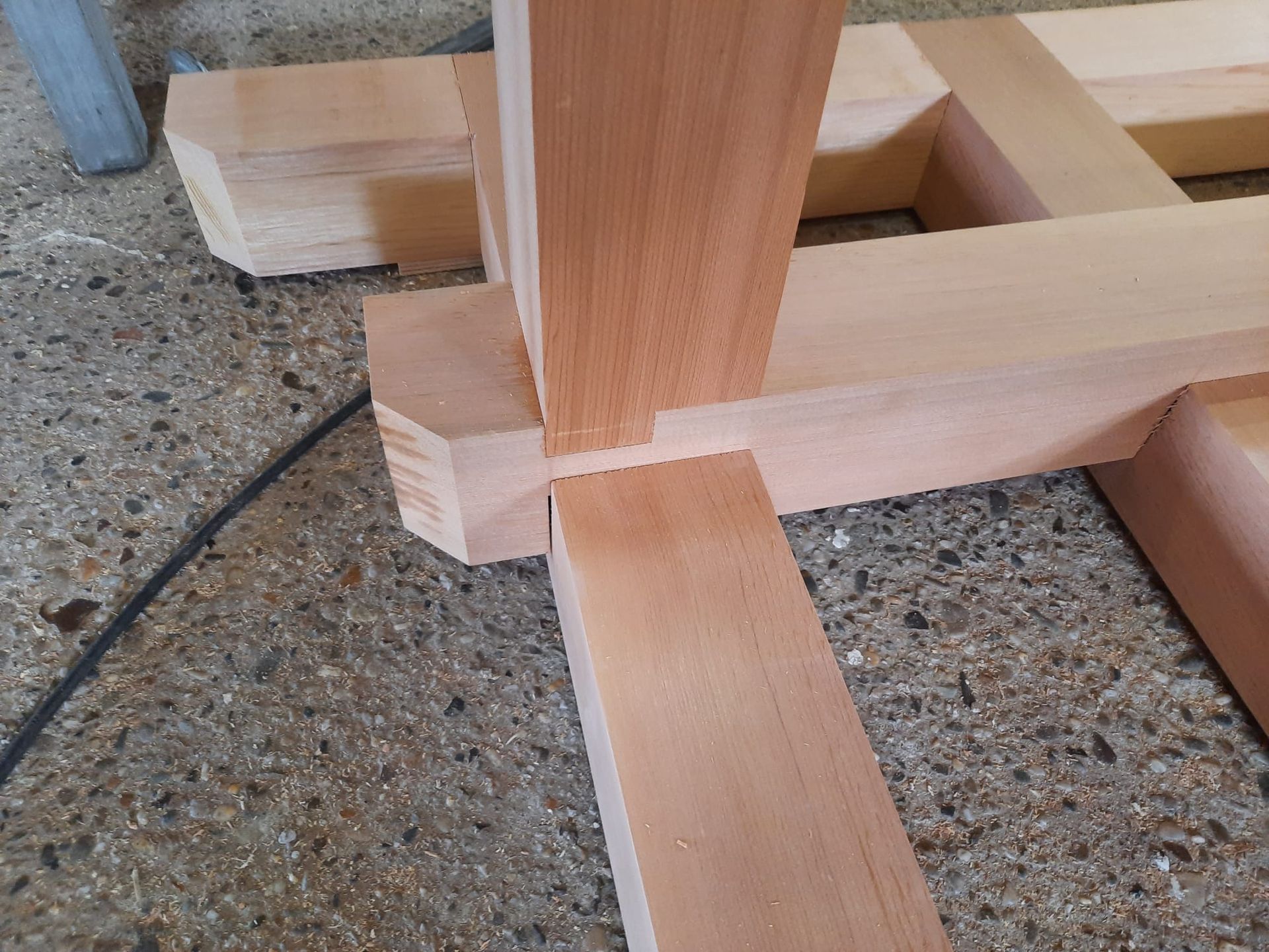 Een close-up van een stuk hout op een betonnen vloer