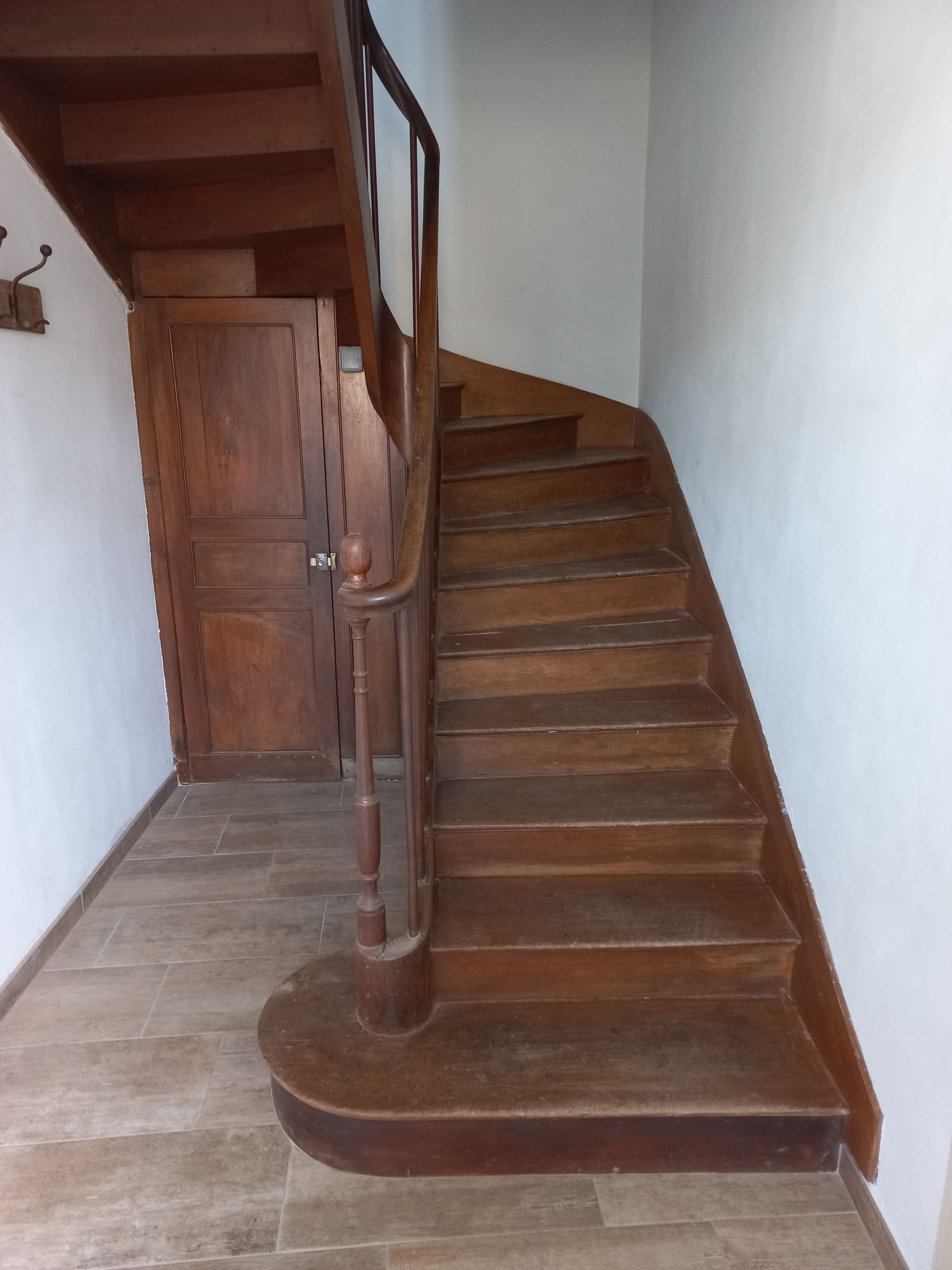 Sablage escaliers bois avant