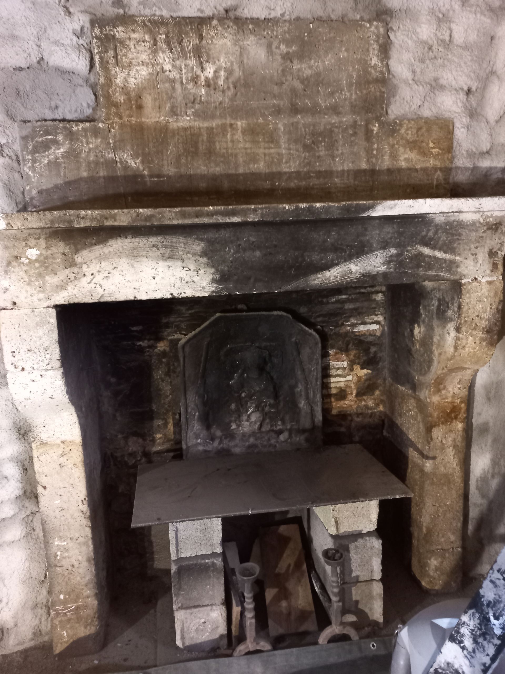 Sablage cheminée en pierre avant