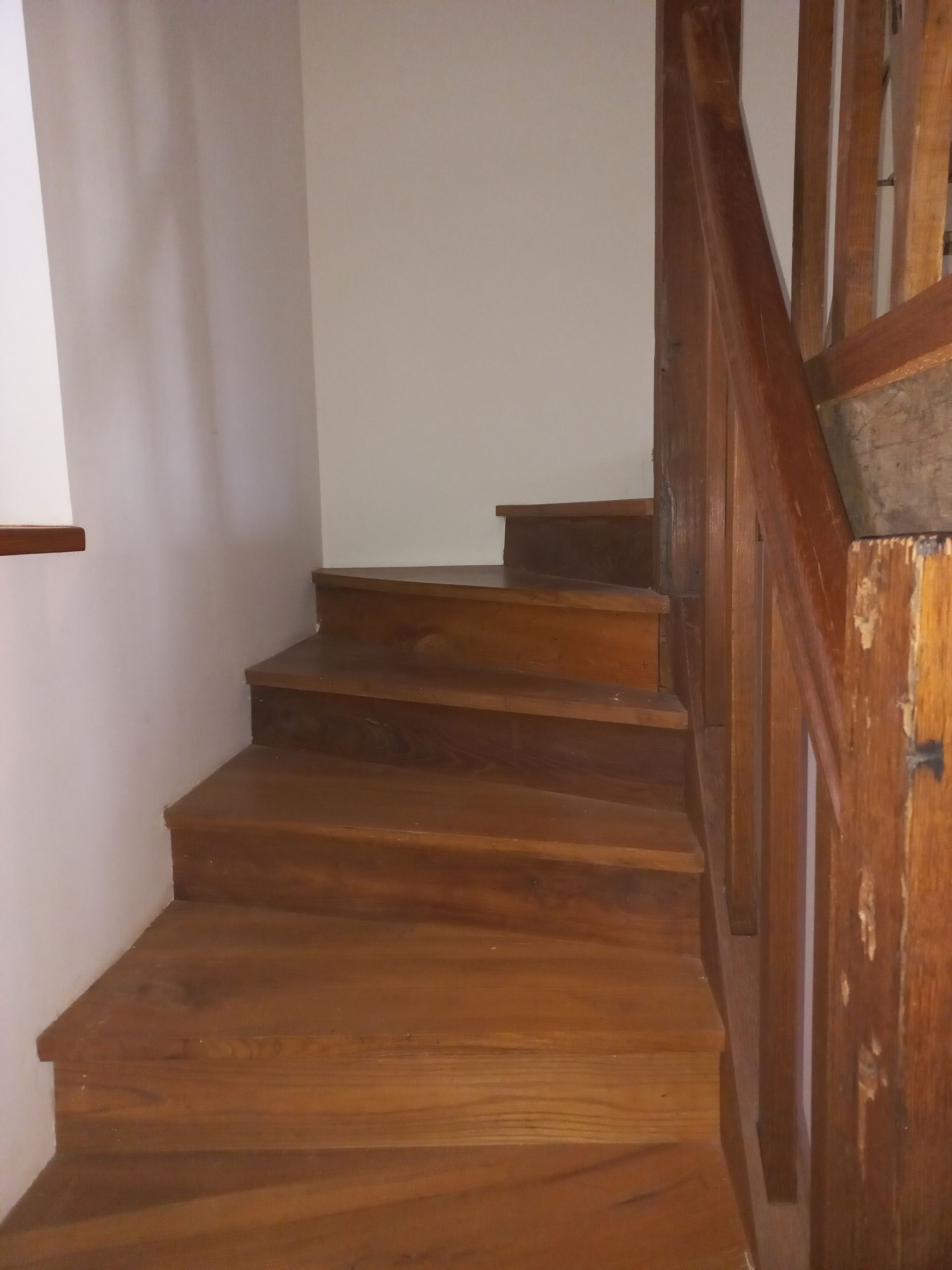 Décapage escaliers bois avant