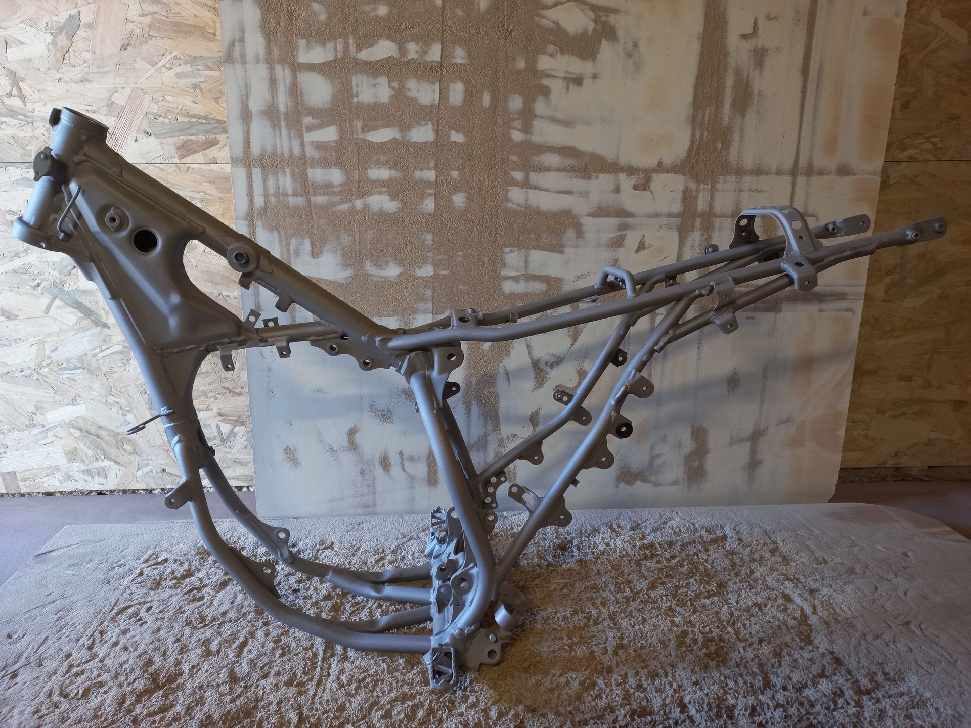Sablage cadre moto après