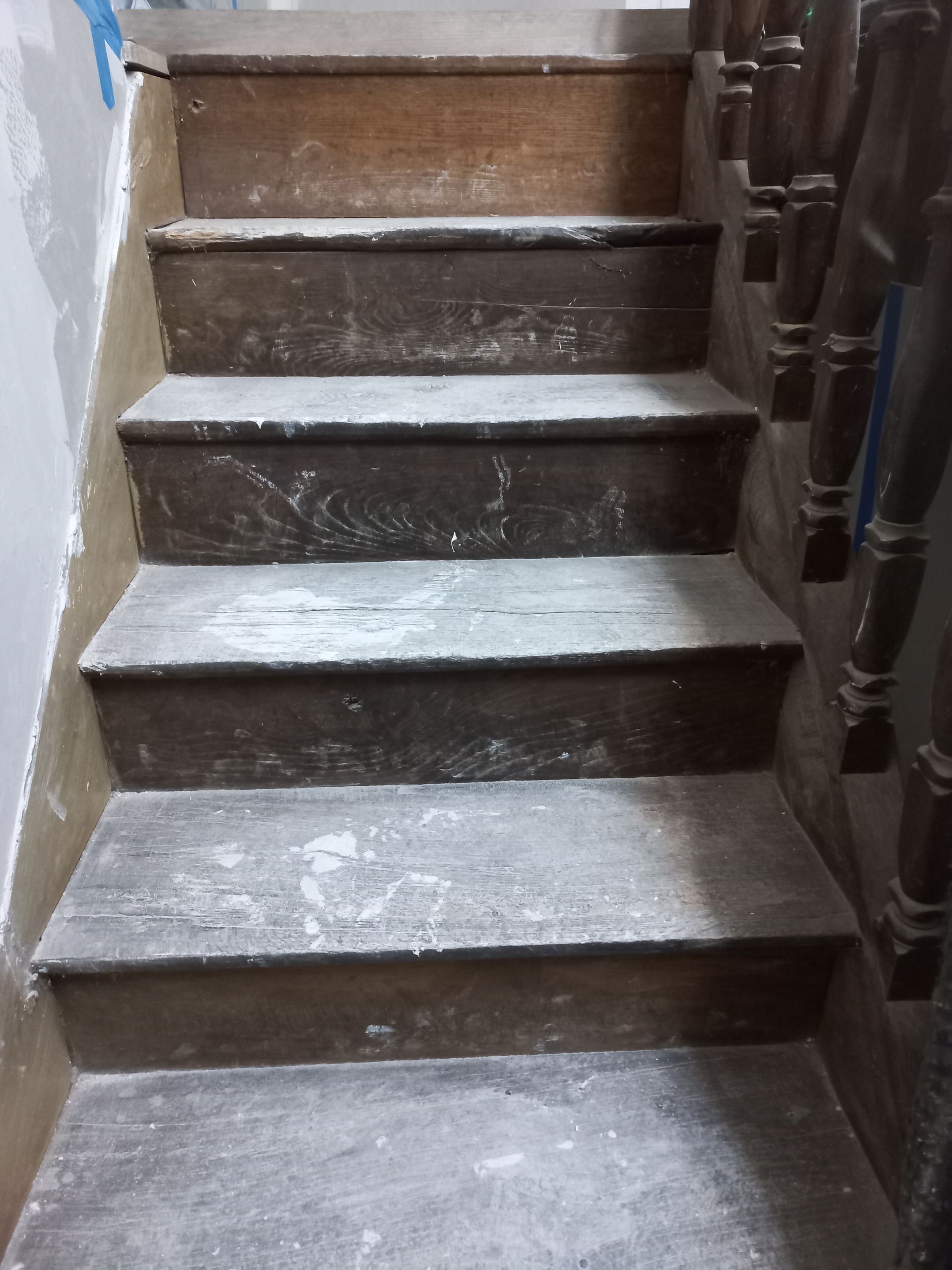 Décapage bois escaliers avant