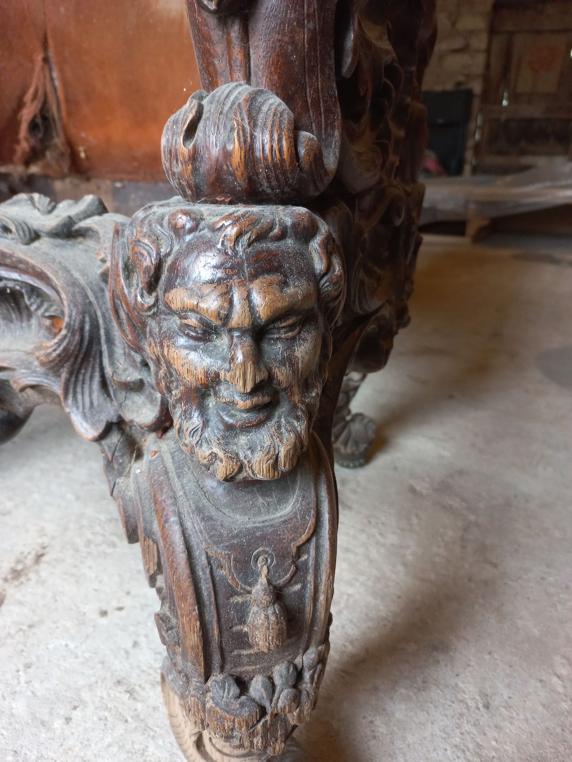 Décapage meuble bois ornements avant