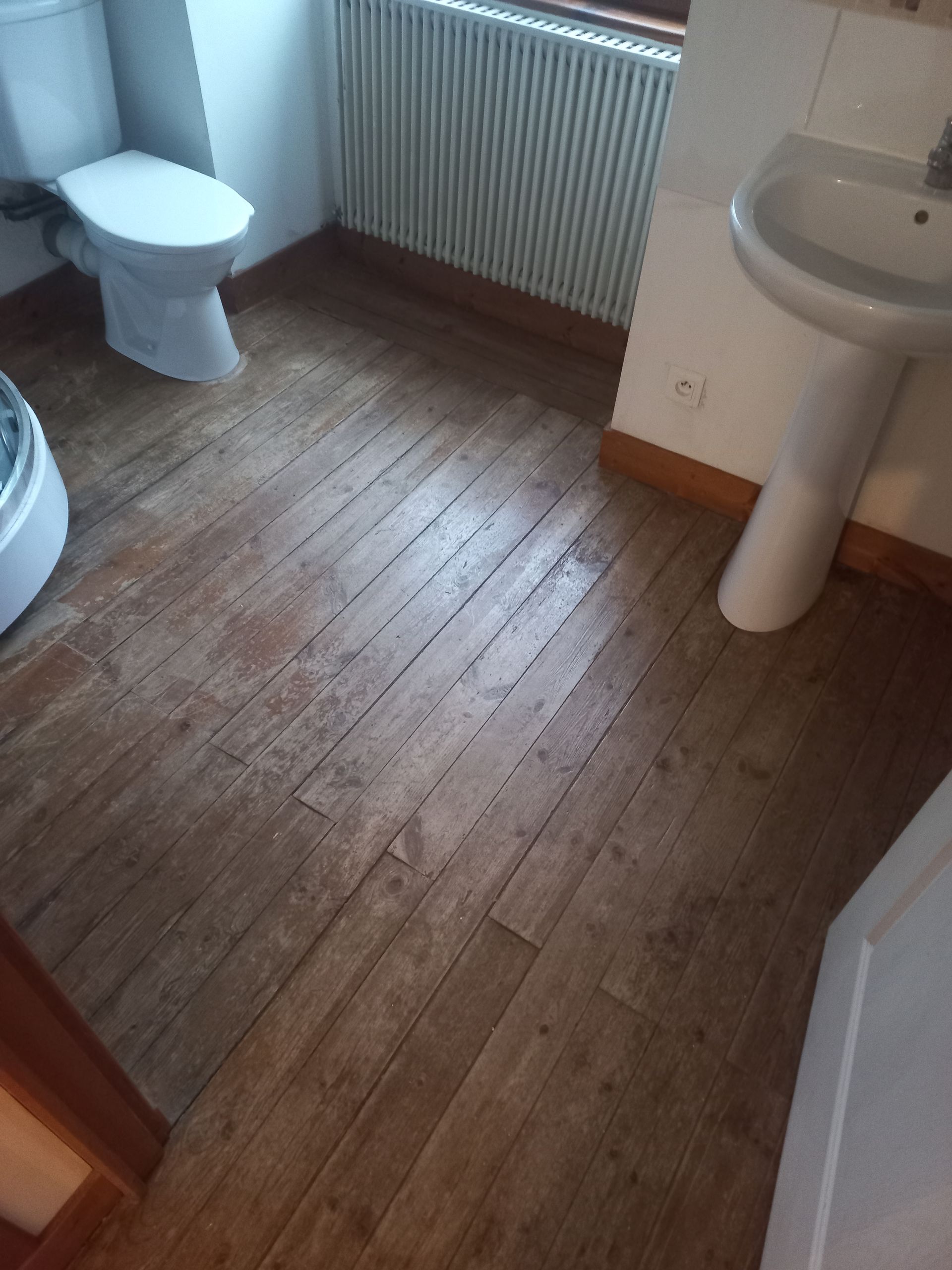 Décapage parquet salle de bain avant