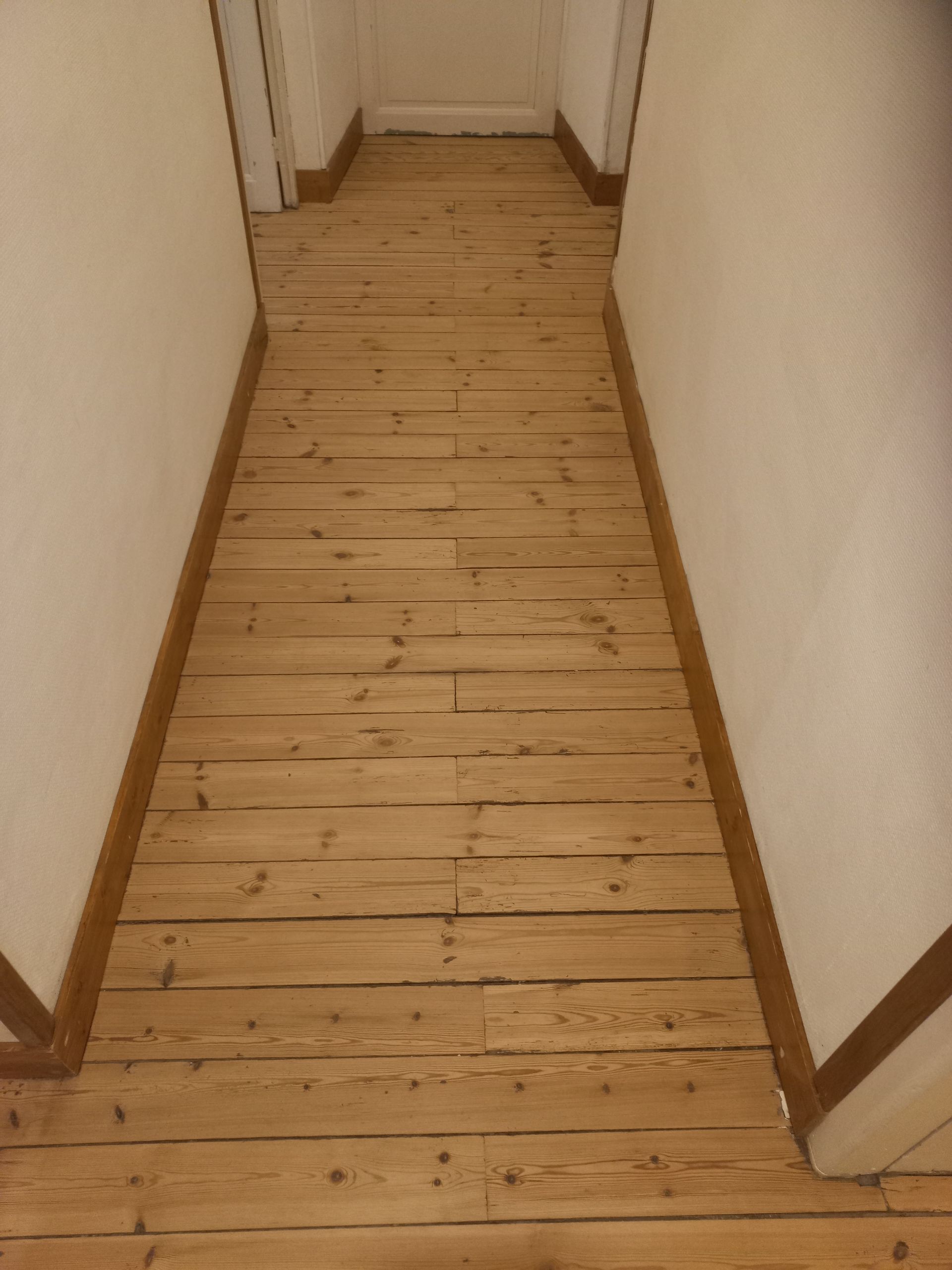 Décapage parquet couloir après