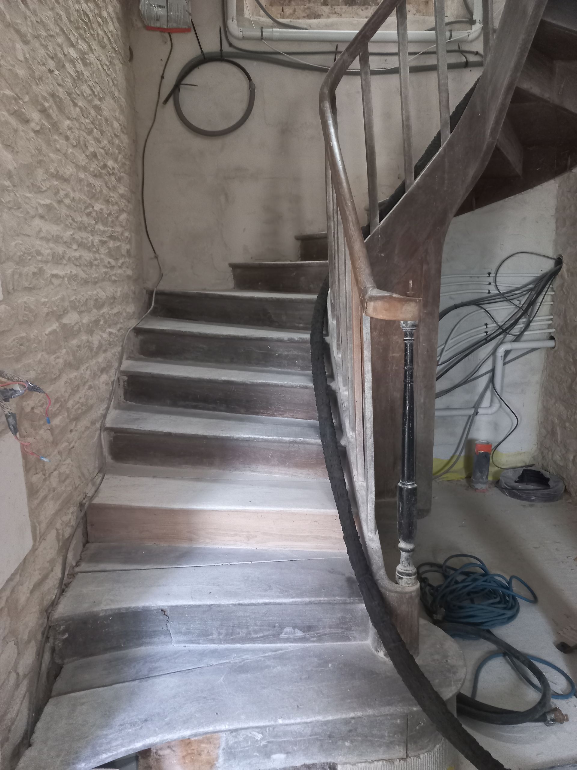 Décapage escaliers en bois avant