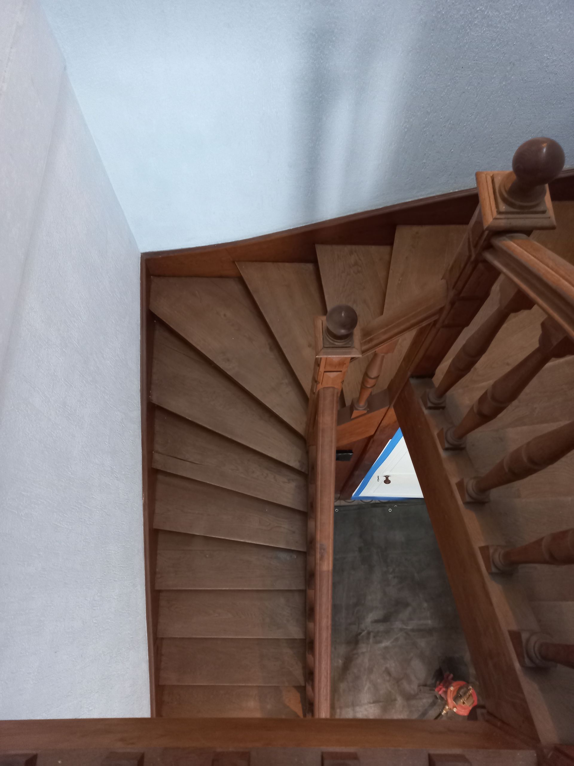 Décapage escalier colimaçon avant
