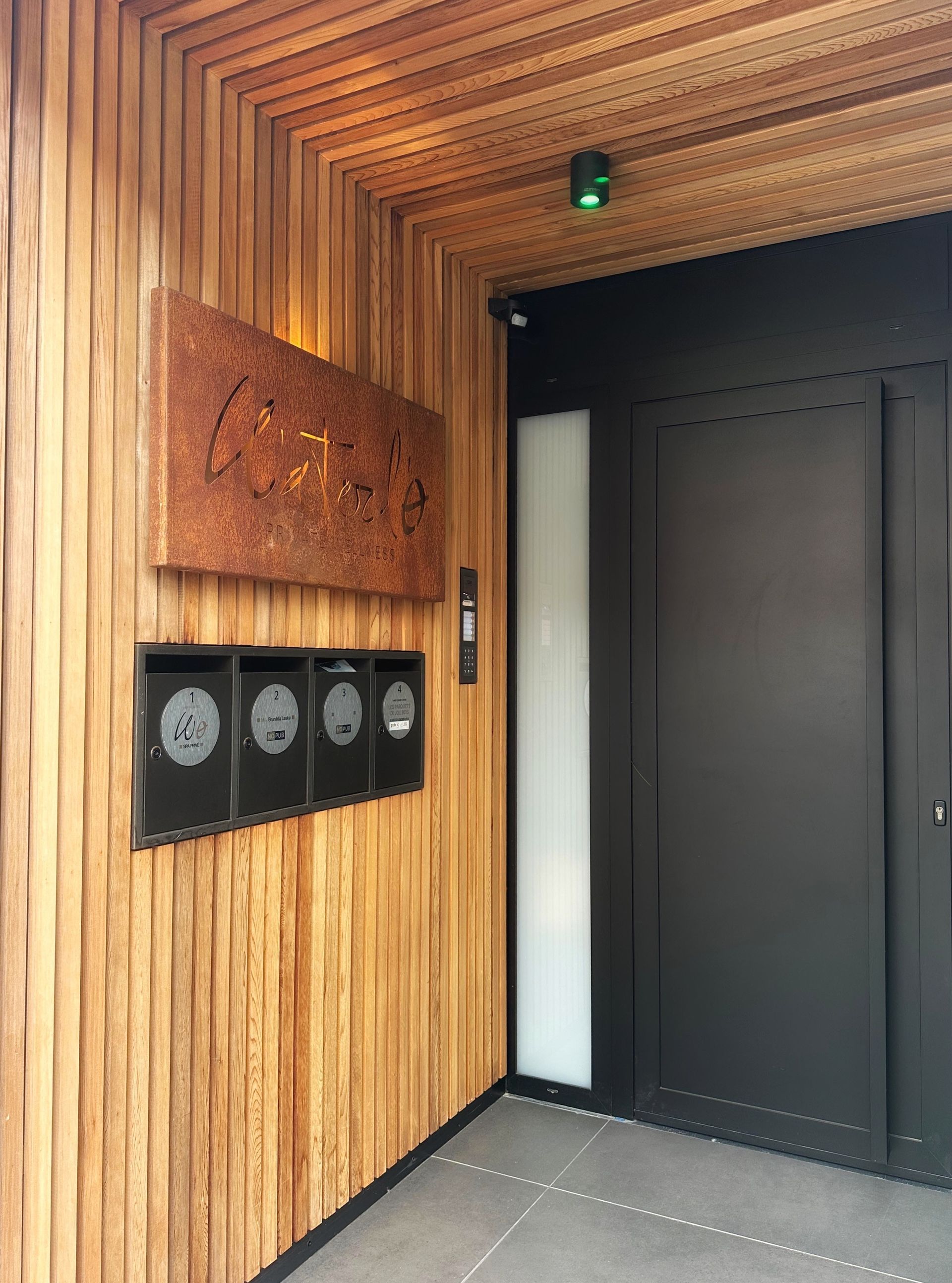 Hall d'entrée W'O, porte à code