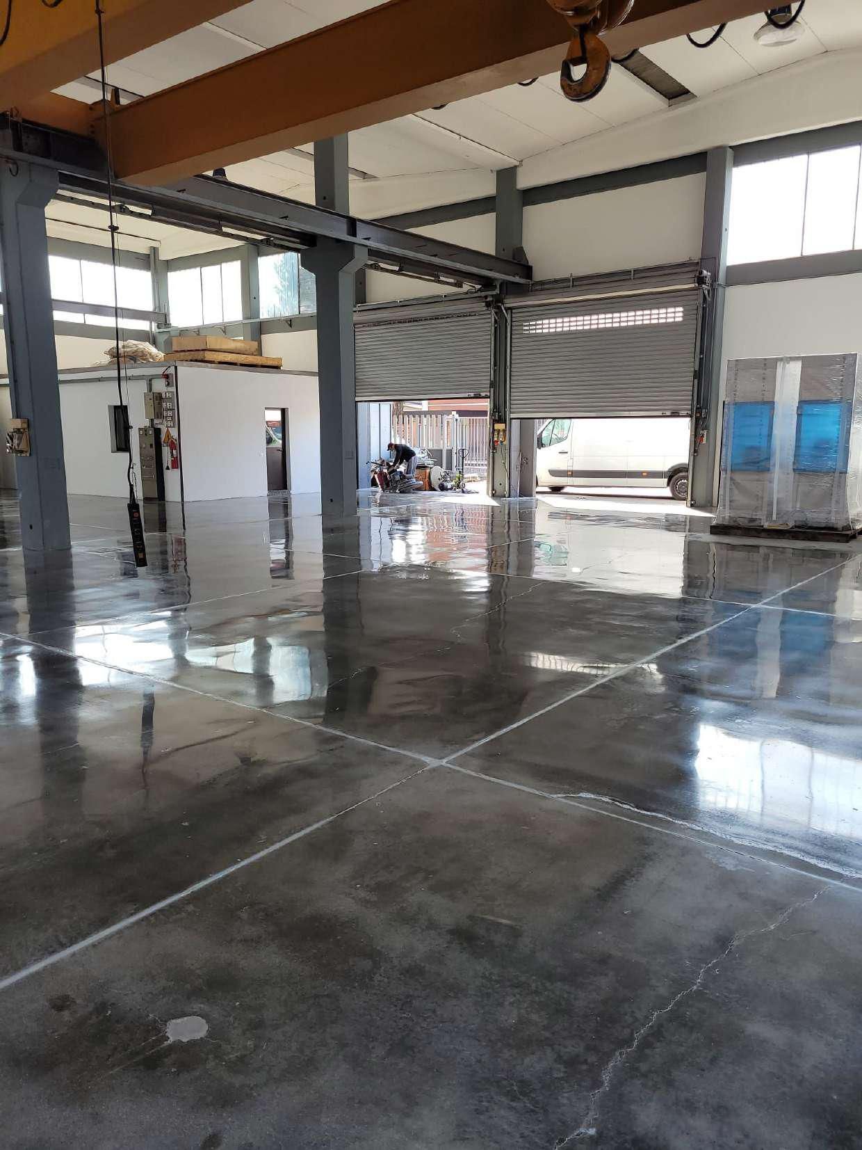lucidatura pavimento in calcestruzzo previa sgrossatura e trattamento con silicati