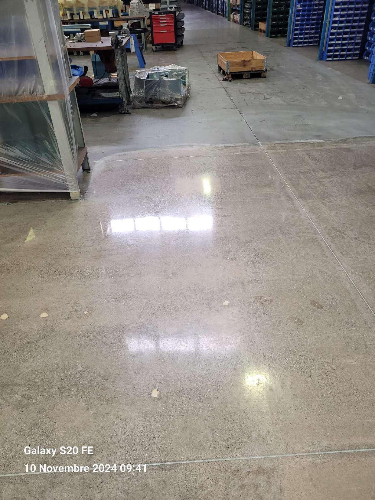 lucidatura pavimento in calcestruzzo previa sgrossatura e trattamento con silicati