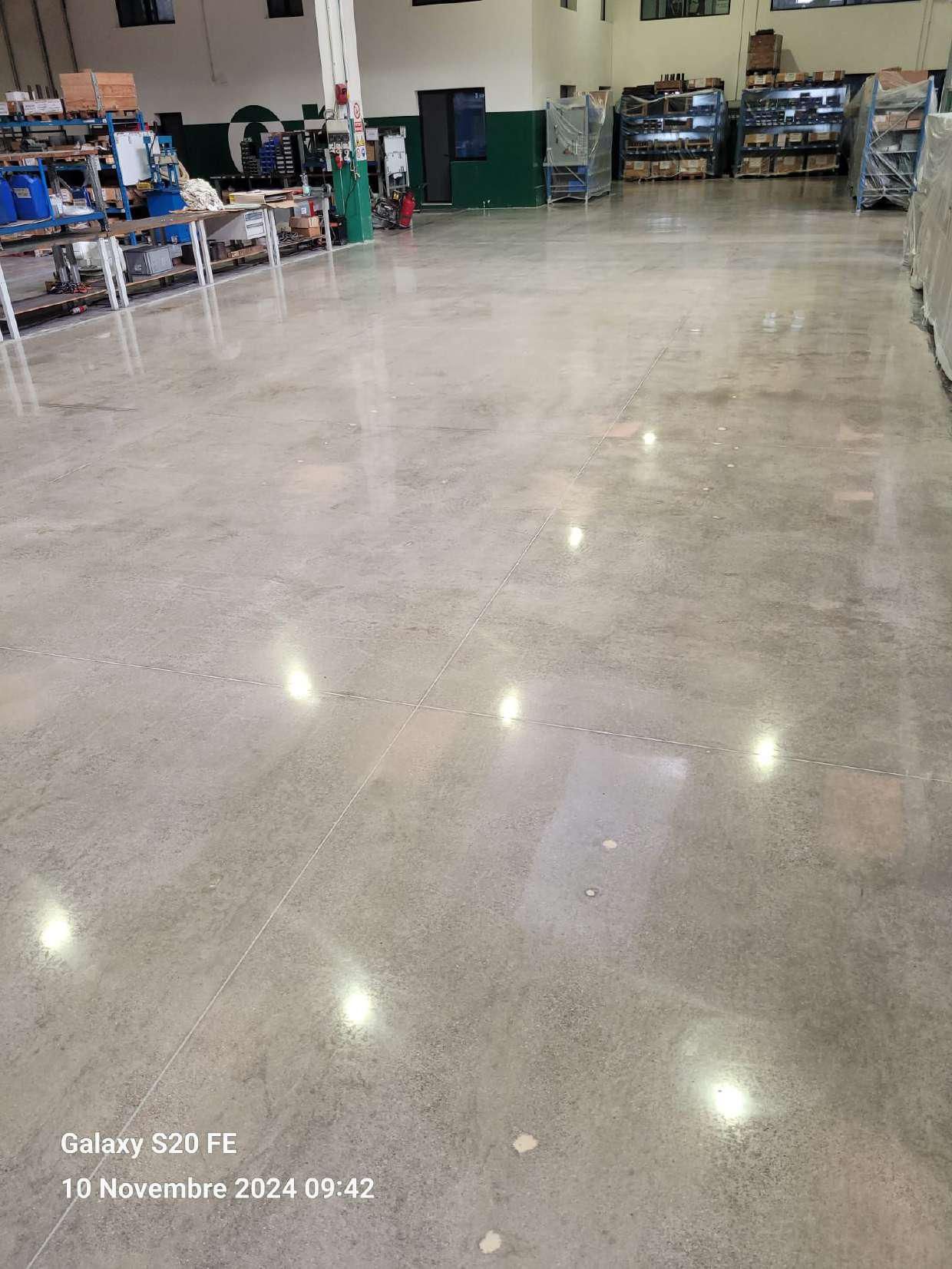 lucidatura pavimento in calcestruzzo previa sgrossatura e trattamento con silicati