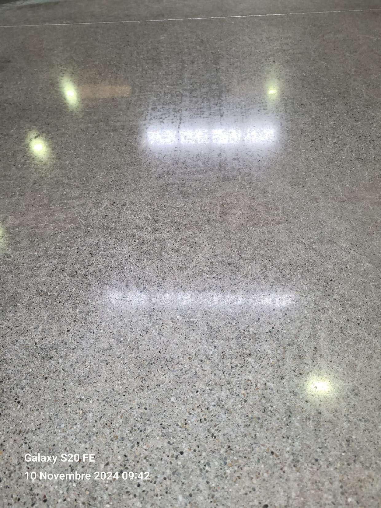 lucidatura pavimento in calcestruzzo previa sgrossatura e trattamento con silicati