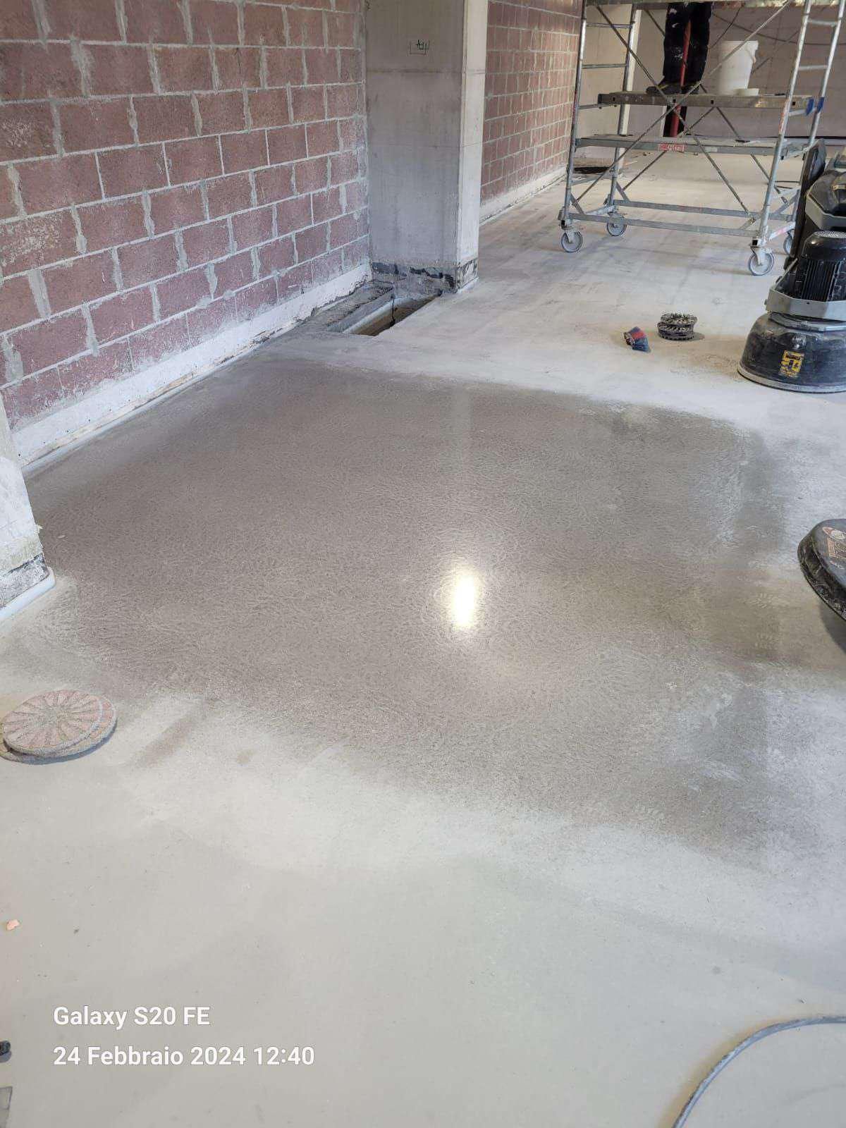 lucidatura pavimento in calcestruzzo previa sgrossatura e trattamento con silicati