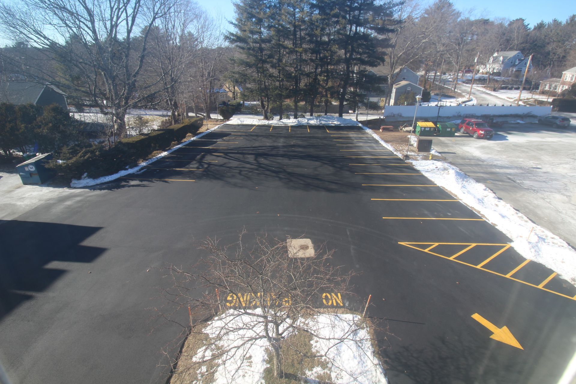 A parking lot with a yellow arrow pointing to the right