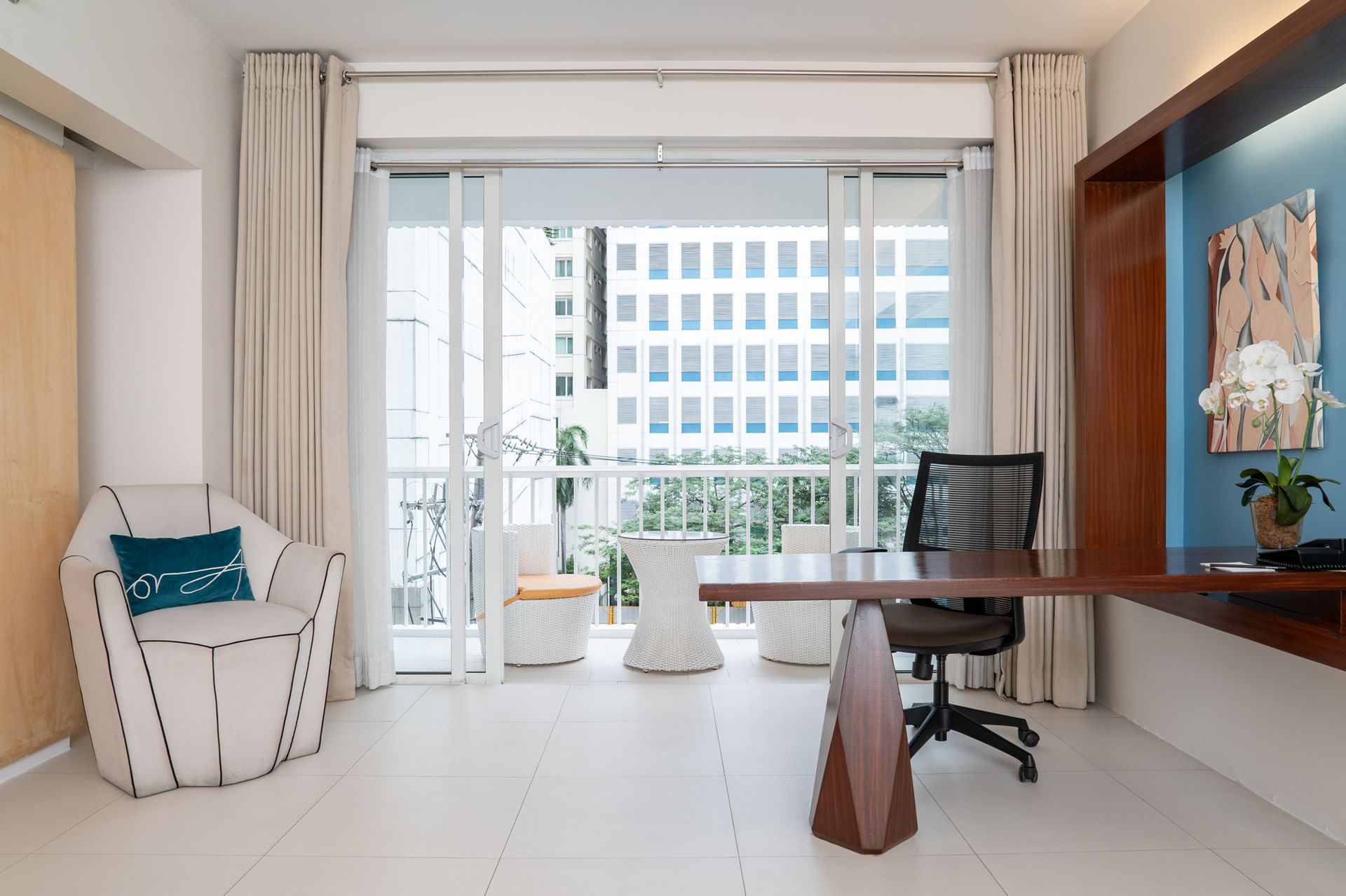 Bright workspace in 4-star Makati hotel