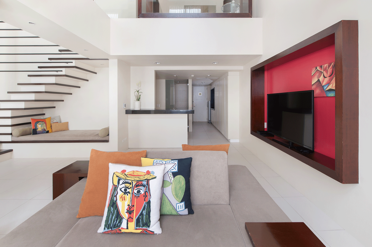 Sophisticated living area with red décor at family-friendly boutique hotel.