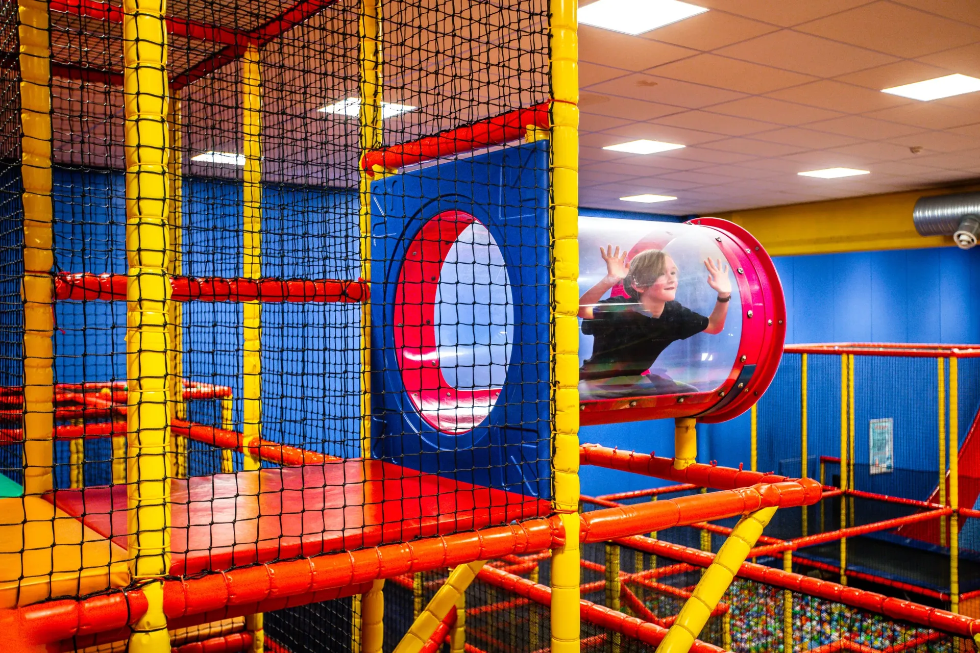 Et barn leker på en lekeplass