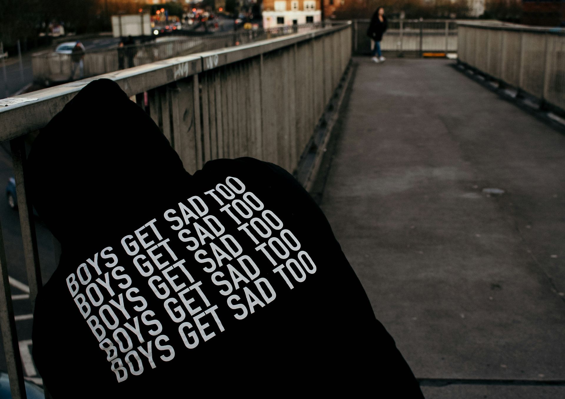 Rug van een jongen met zwarte hoodie met de tekst