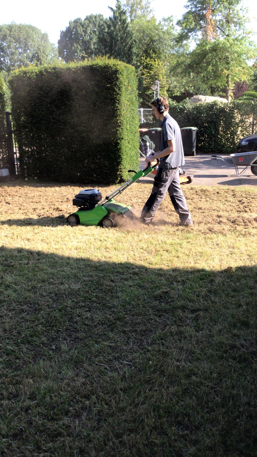 Tuinonderhoud, verticuteren, gras, snoeien, mesten, hoogwerker