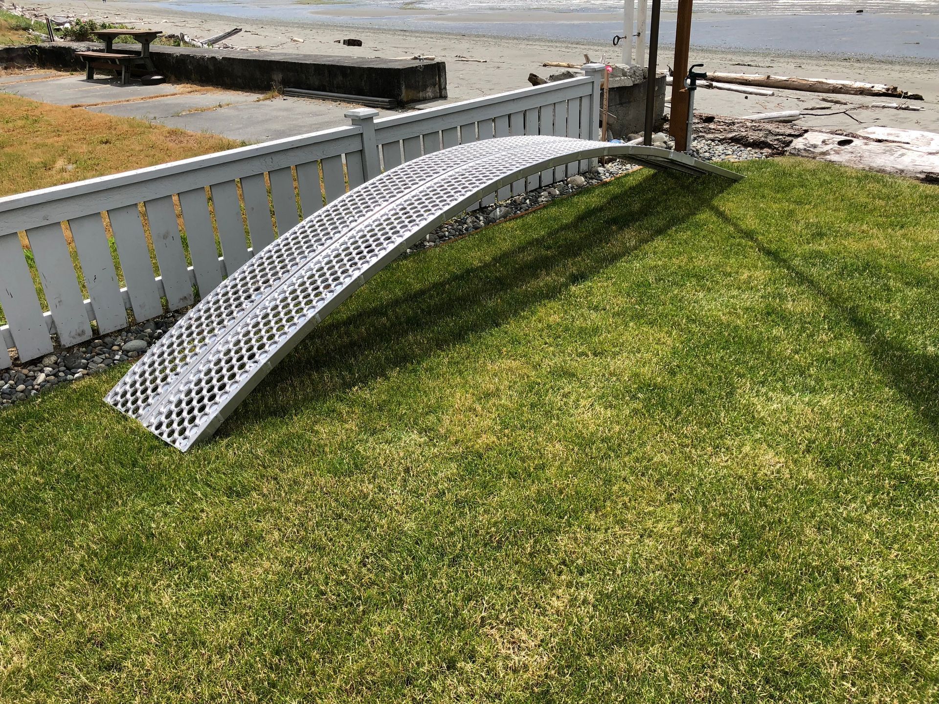 Aluminum gangway frame welding and marine-grade hardware detail